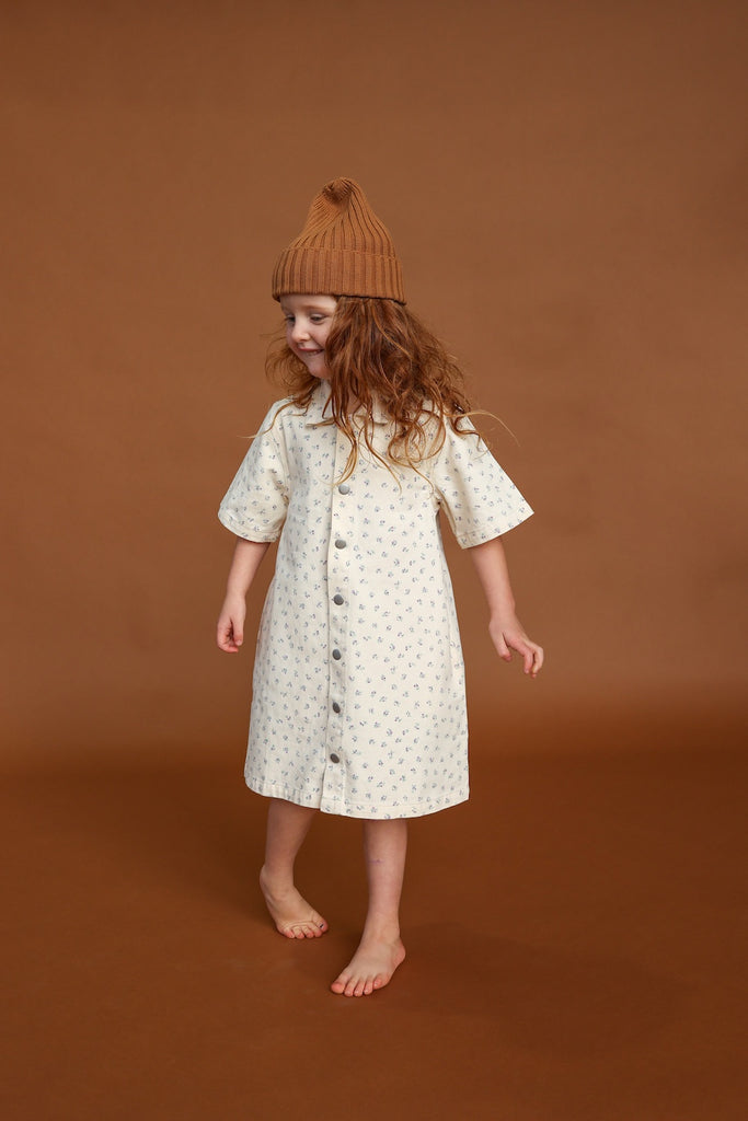 Short-sleeve dress with floral pattern, designed for children